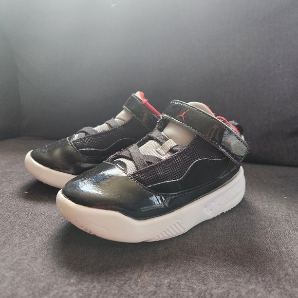 Nike Air Jordan Max Aura TD Sneakers Little kids size 8.5C Black Red - Picture 1 of 8